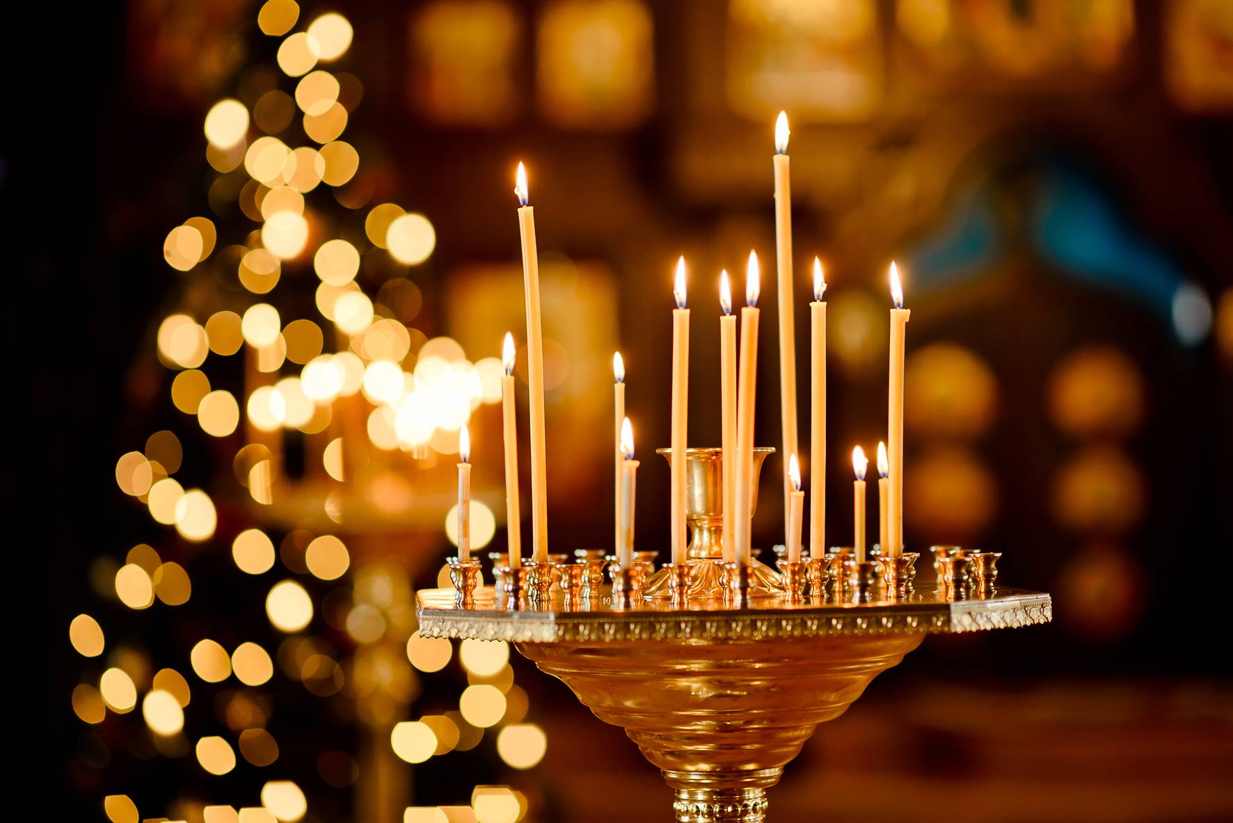  Горящи свещи 